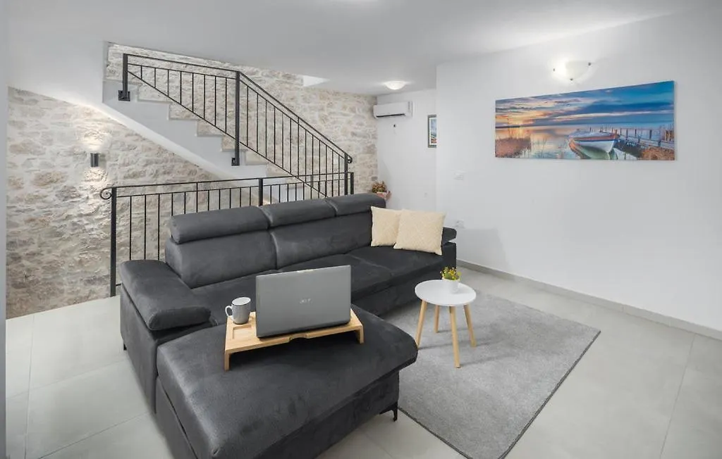 Ferienhaus Cassa Antica With Outdoor Pool, Near Porec Rapavel