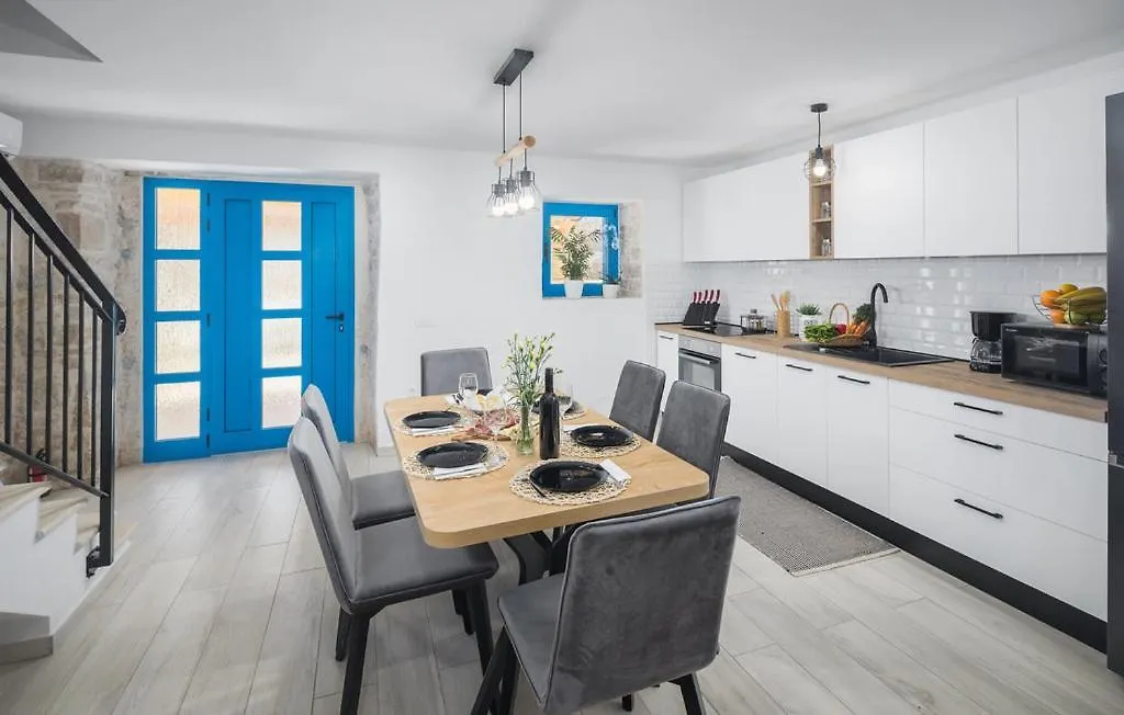 Ferienhaus Cassa Antica With Outdoor Pool, Near Porec Rapavel