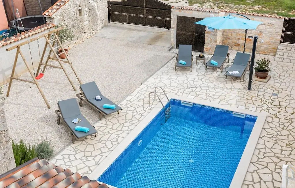 Ferienhaus Cassa Antica With Outdoor Pool, Near Porec Rapavel